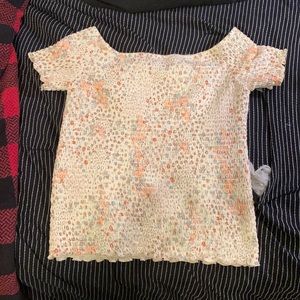 🤍 cream colored  floral shirt•